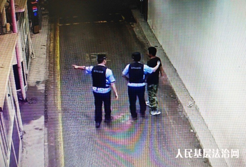深夜救助离家少年， 温情守护平安归途