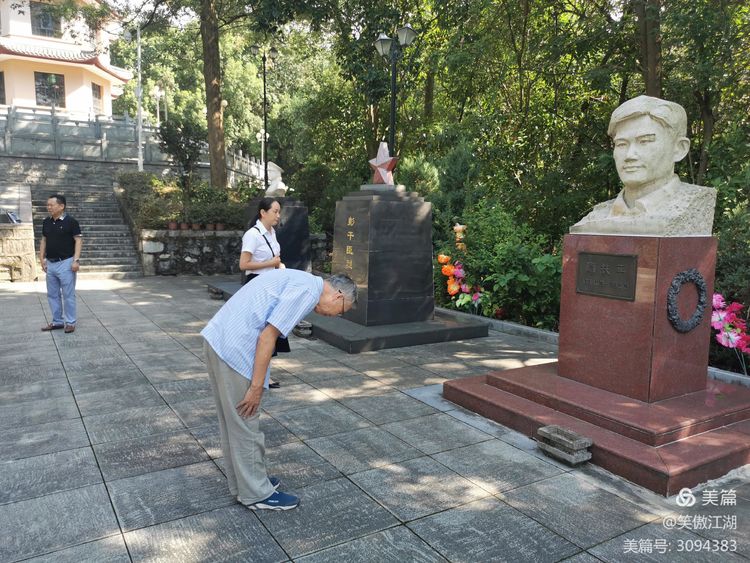 重走红军路 再系故乡情——李少元将军长子李新春大校回乡记